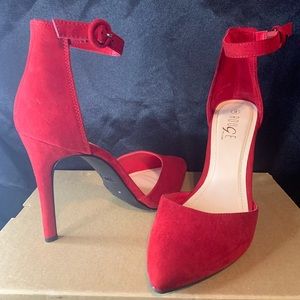 Simple red closed toed heels 👠